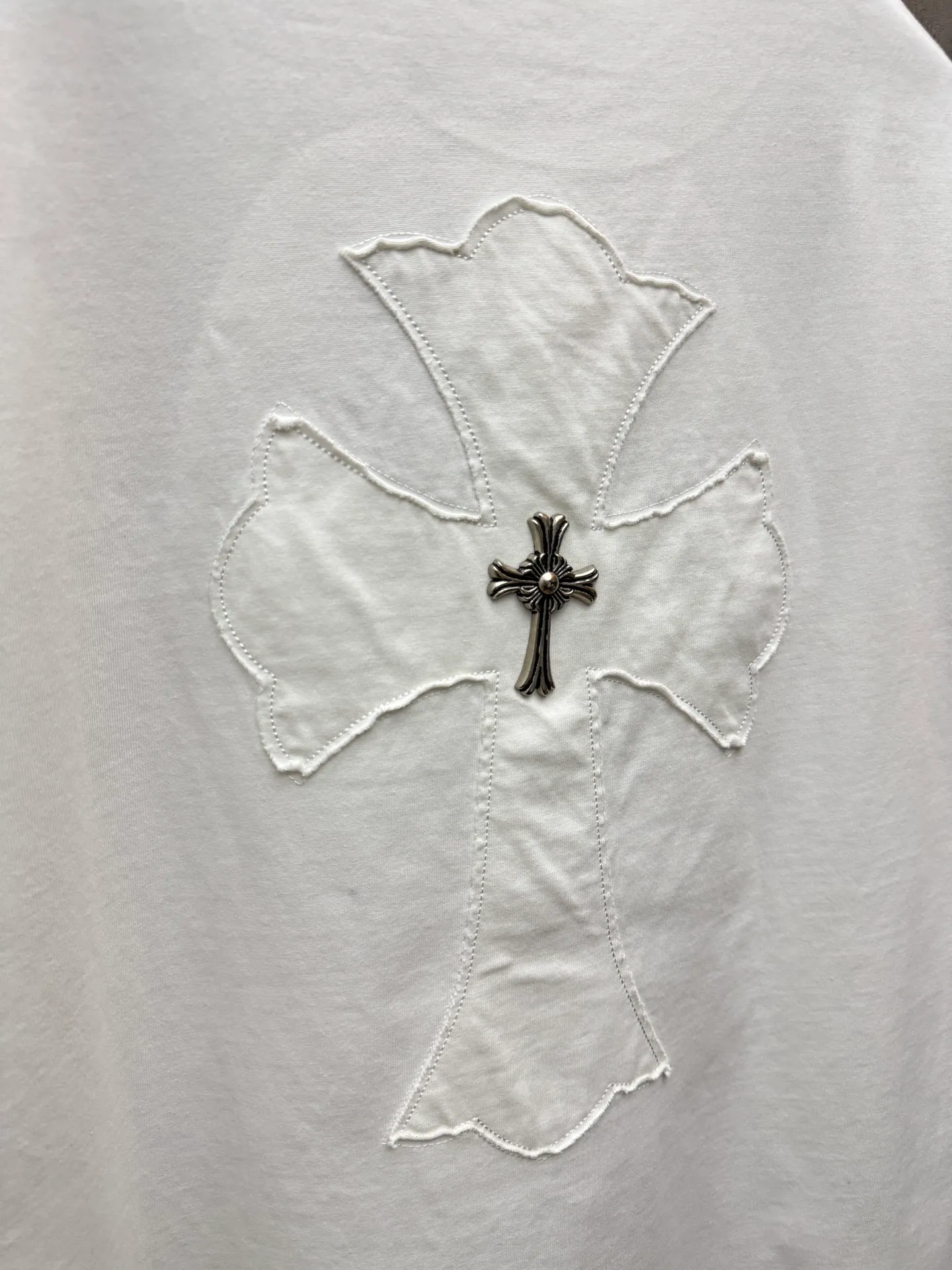 P180 top version, real shot without P, ​​different from market currency) 𝗖𝗵𝗿𝗼𝗺𝗲 𝗛𝗲𝗮𝗿𝘁𝘀/Croxin 2026 spring new original single counter American laser burnt patch embroidered couple short sleeves 👑The highest version! Customized fabric 300 grams, best-selling model at the counter, very comfortable to wear. Accessories: original molded and authenticated collar label ➕ 100% silk wash water label. Genuine purchase-grade original hangtag➕matching hanging rope➕3D hanging beads➕original packaging bag. Craftsmanship: The original version has consistent wiring! The highest version of the armhole matching technique! Color: White Black Size: S M L XL Style No.: 26-2028